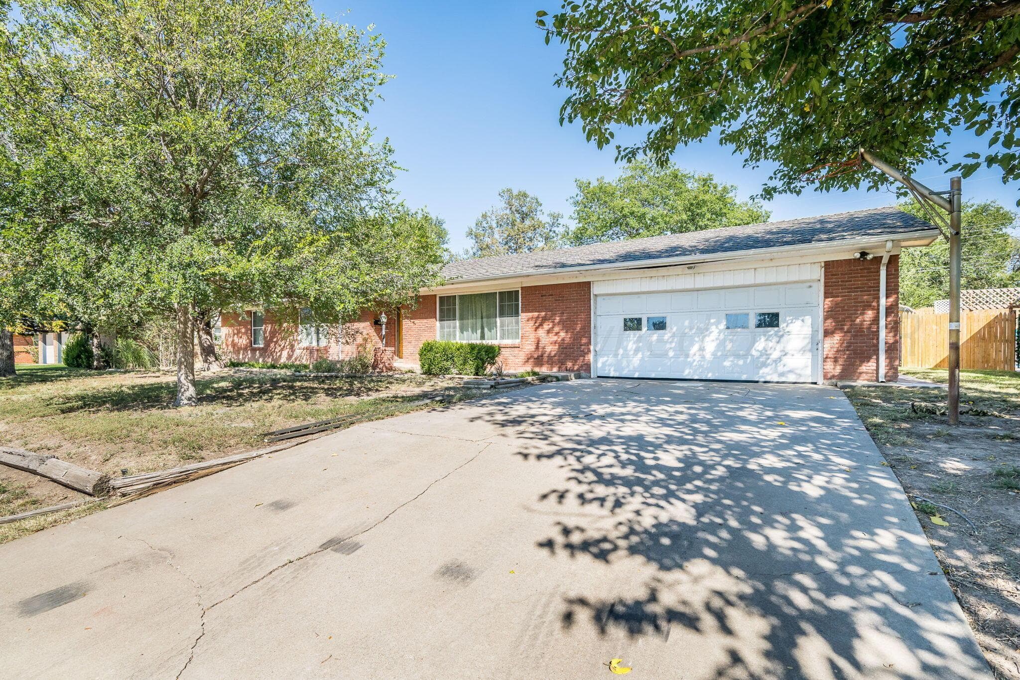 1409 Hillcrest Dr
