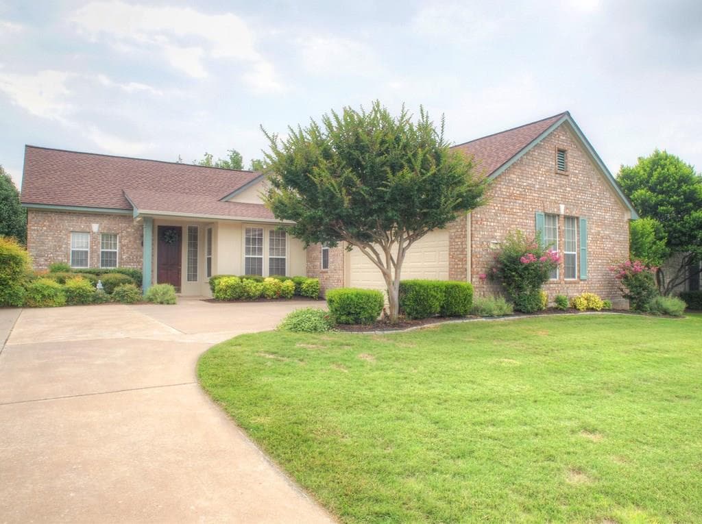 108 Waterlily Ln