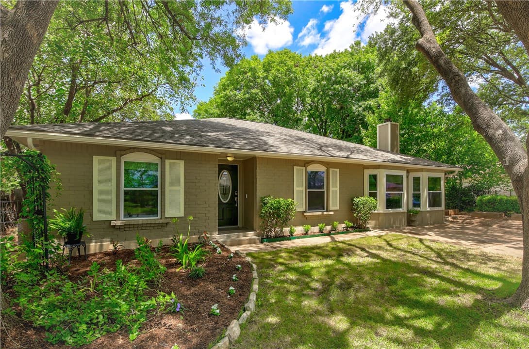 1002 Rolling Green Dr