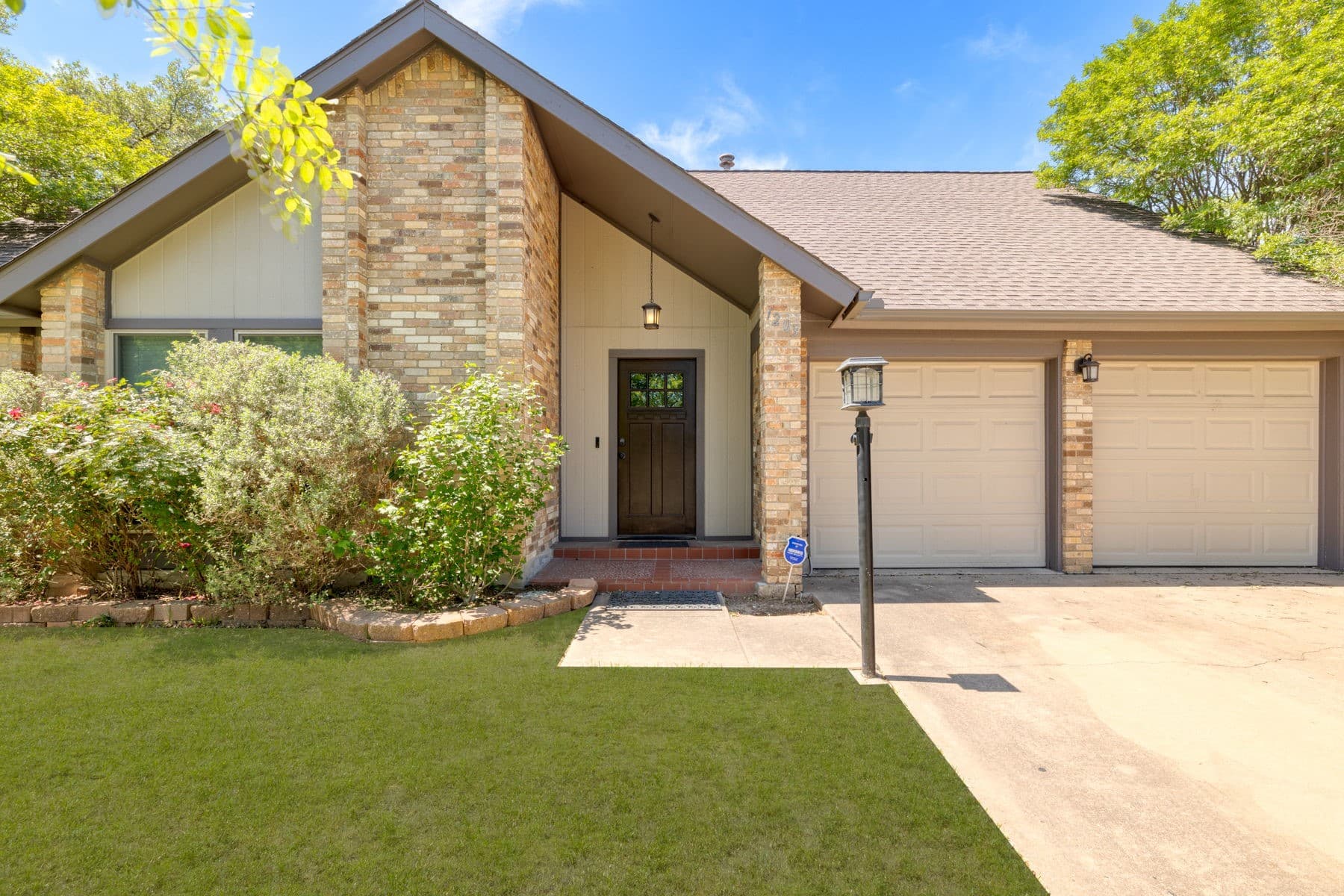 1203 Doonesbury Dr