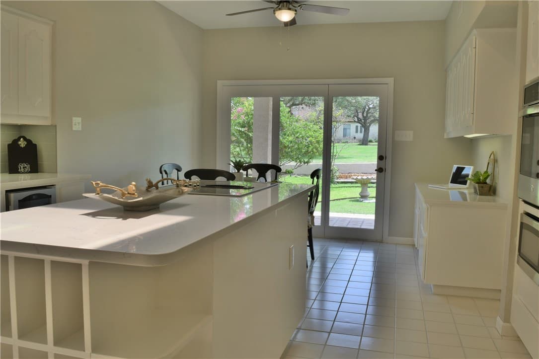 1403 Lakeway Dr