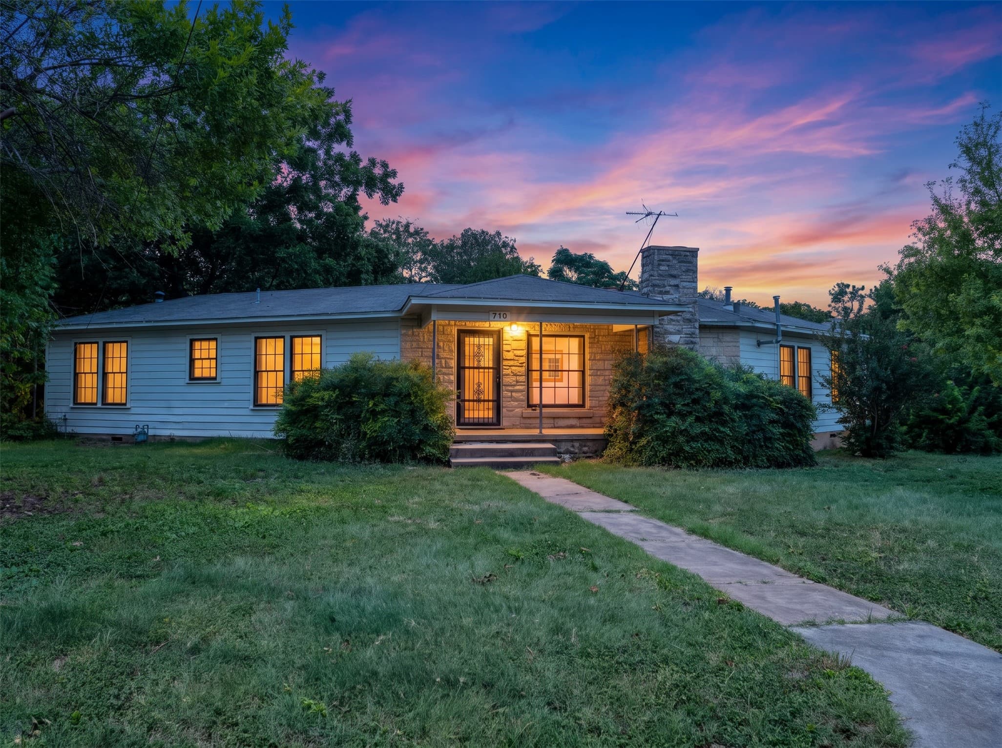 710 E Austin Ave