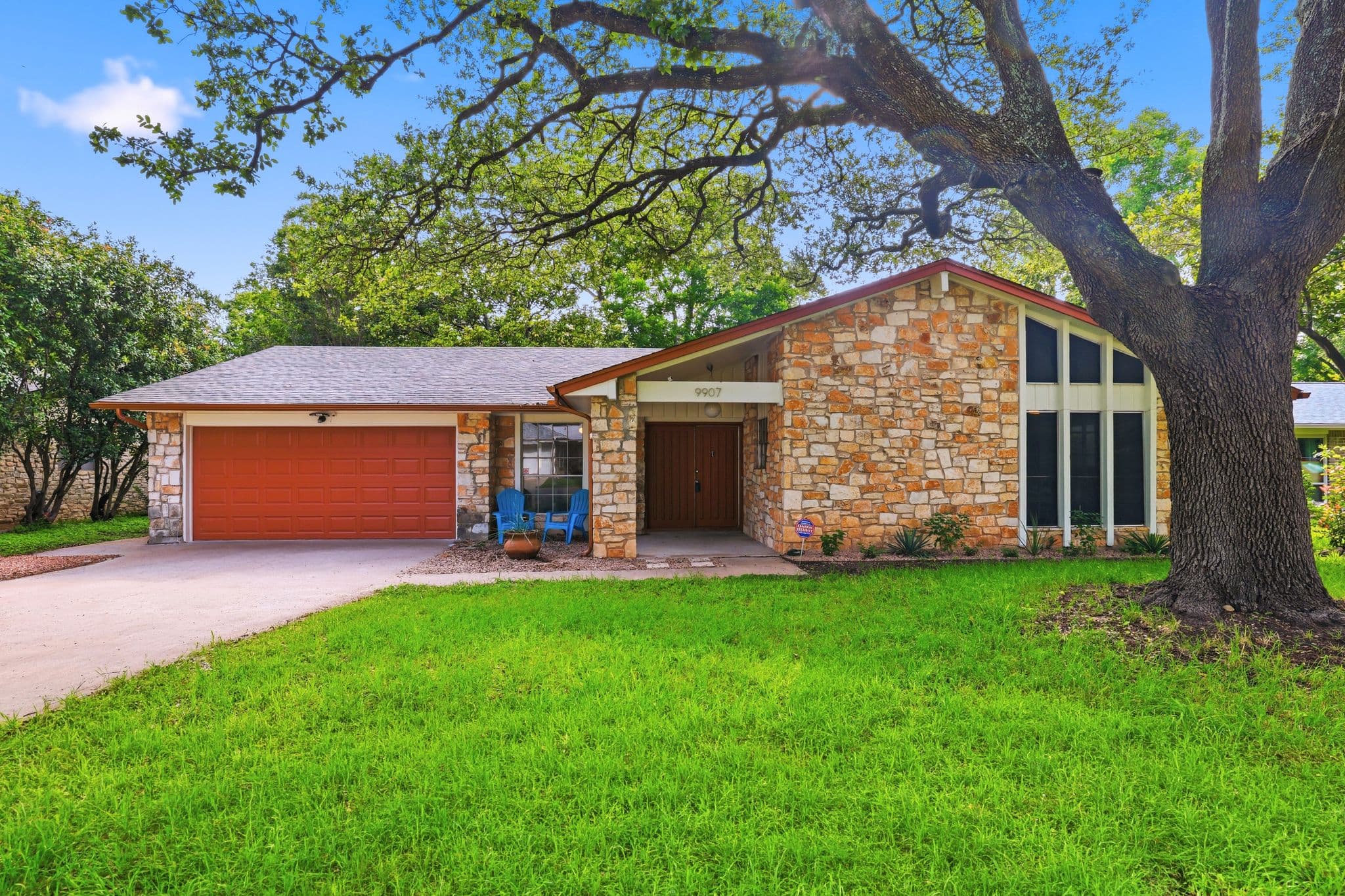 9907 Oak Hollow Dr