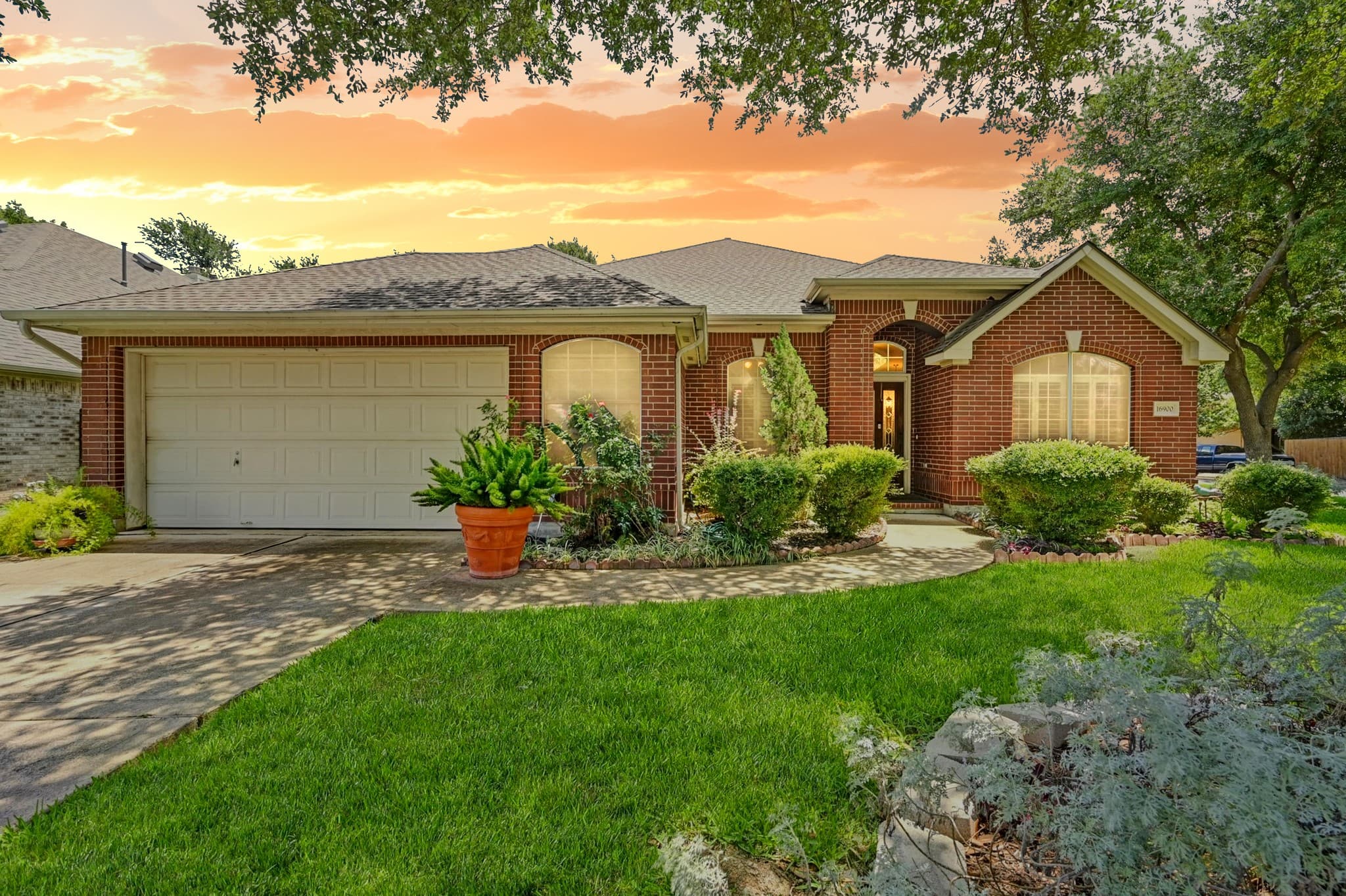 16900 Willow Oak Ln