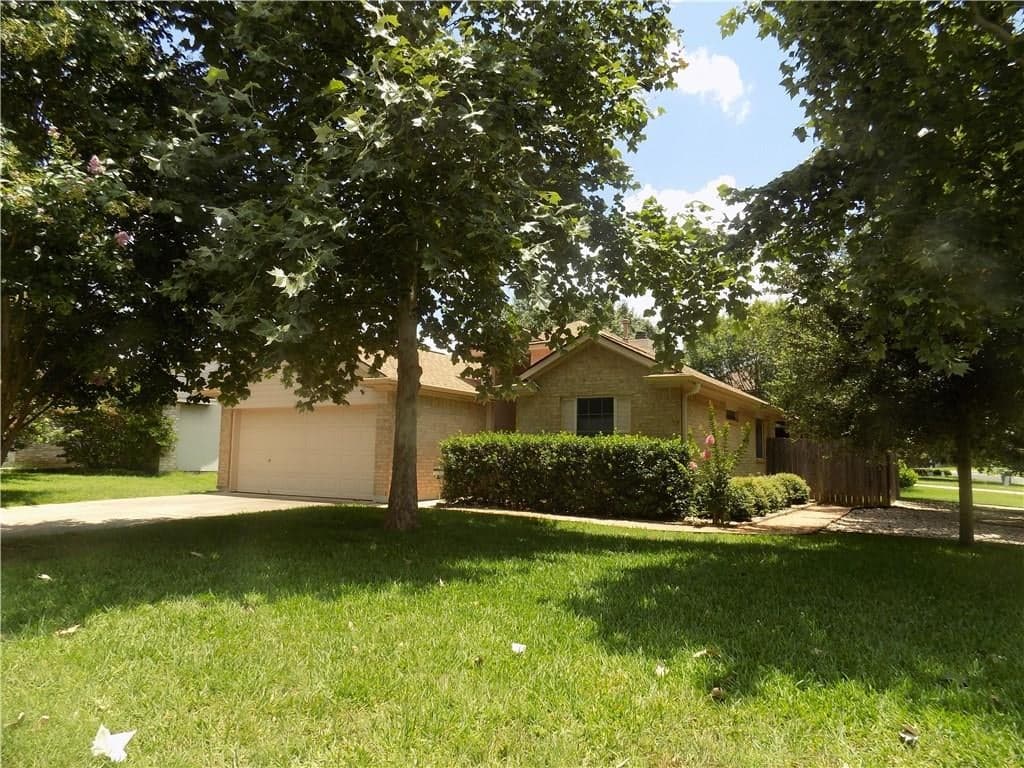 200 Wisteria Dr