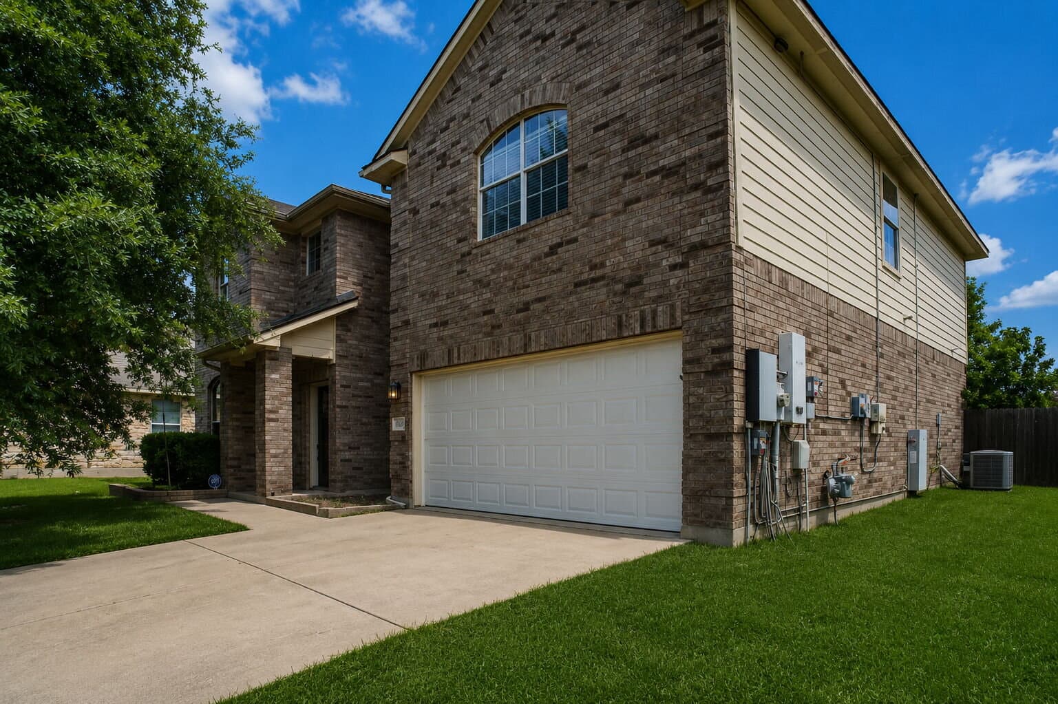 18305 Lake Edge Ct