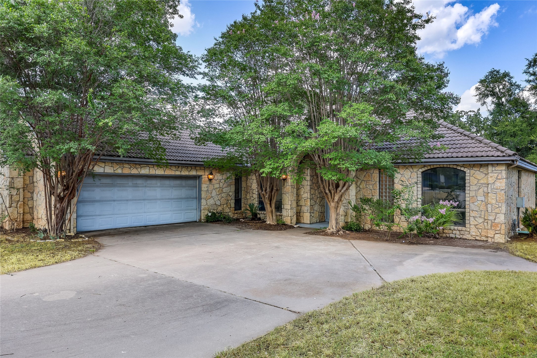 Main property image