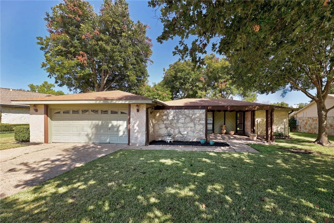 10800 School House Ln