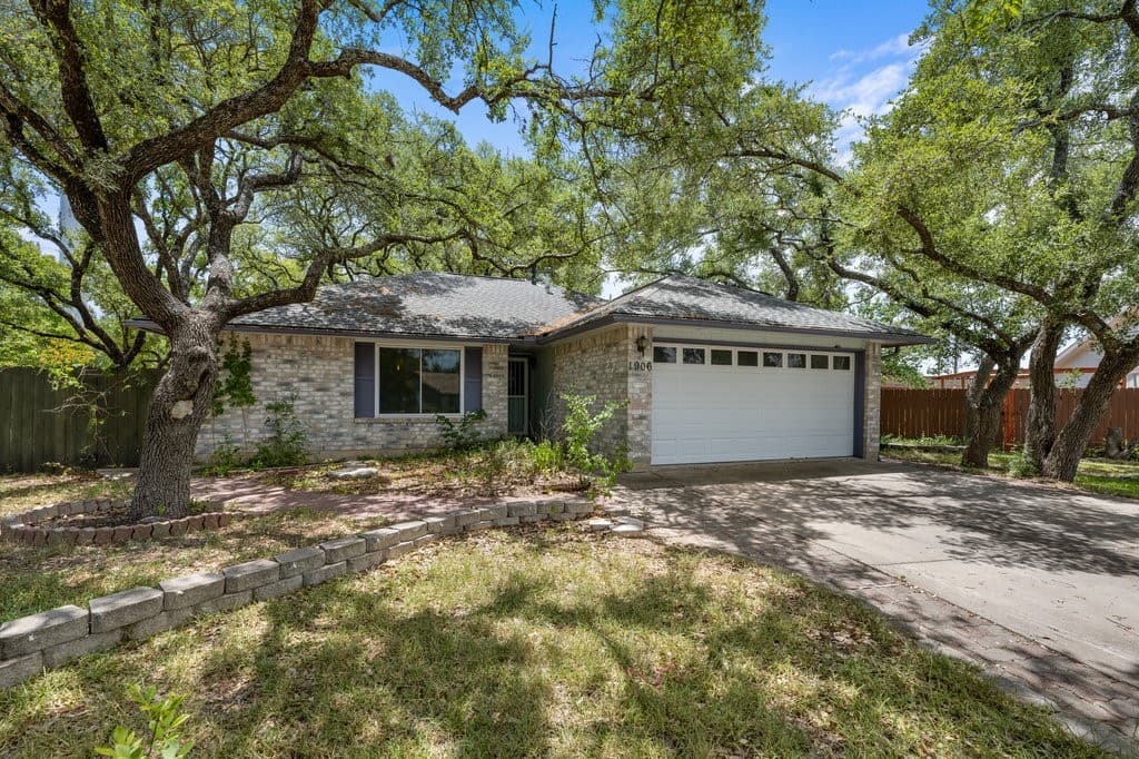 1906 Ebony Ln