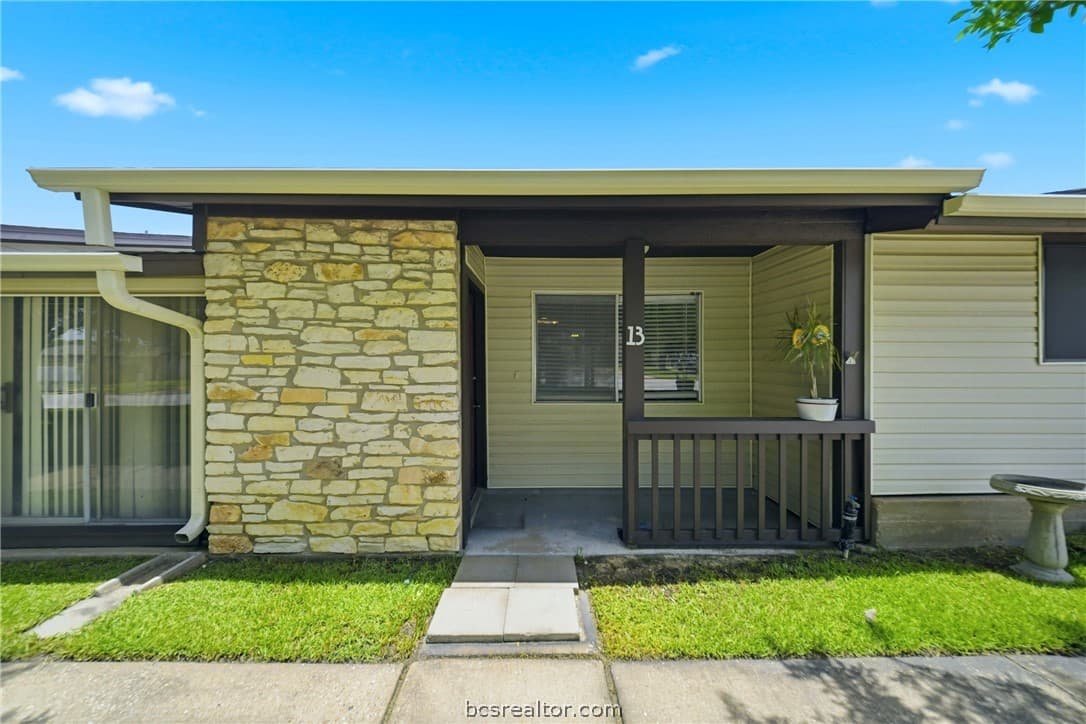 2100 Windsor Dr Apt 13