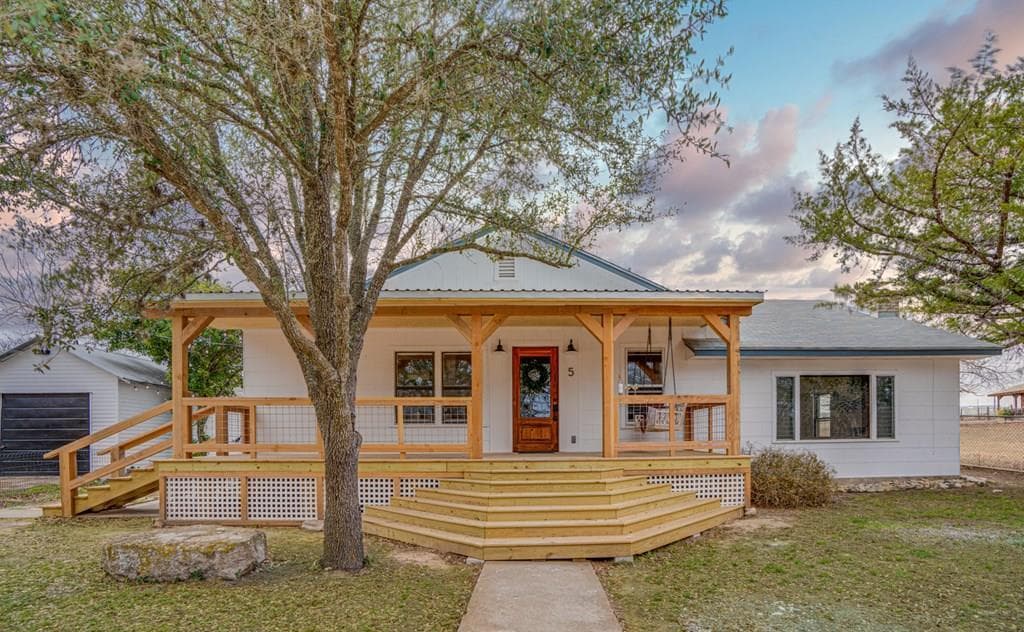 5 Twin Oaks Ln