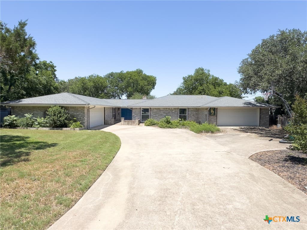105 Oakmont Cir