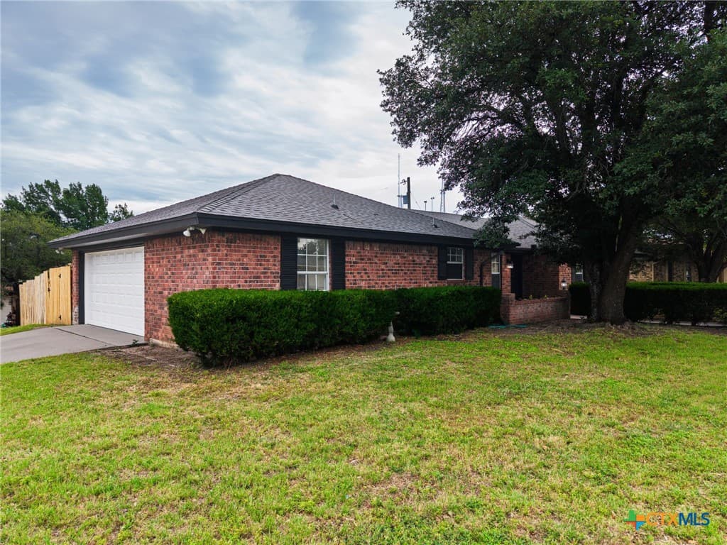 810 Courtney Ln