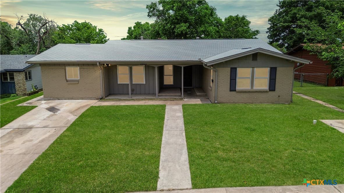 1805 Crestview Dr