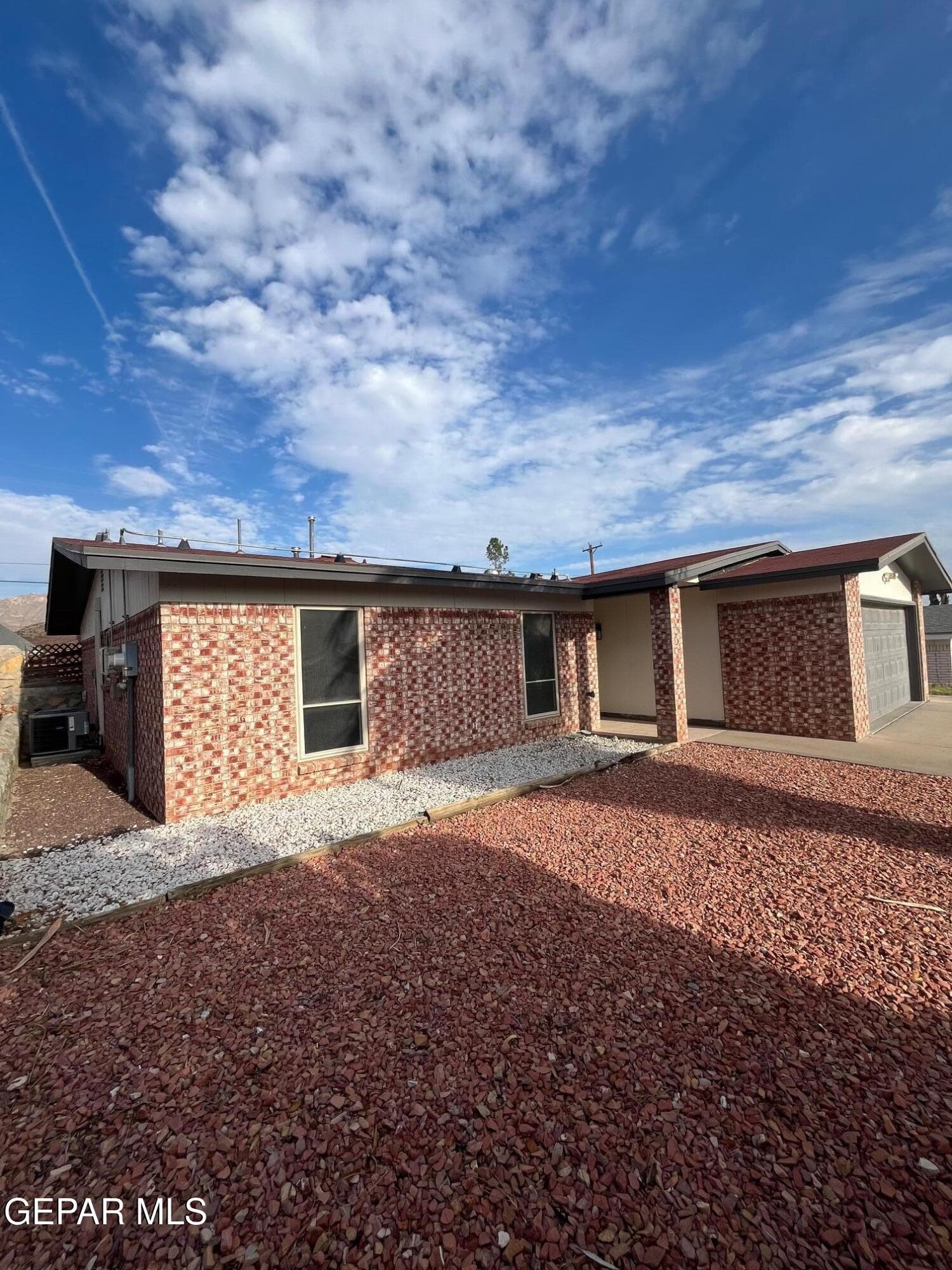 932 Oneida Dr