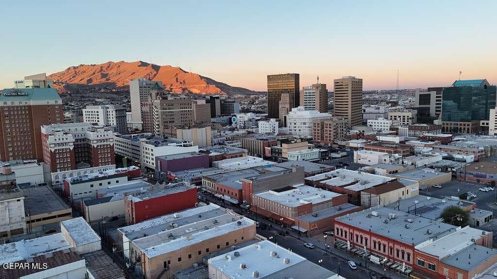 402 S El Paso St