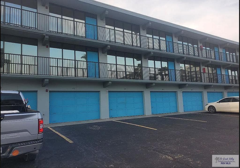 110 E Pompano St