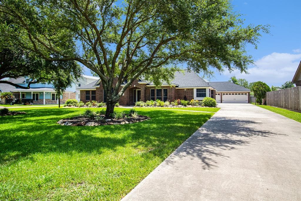 318 River Oaks Dr