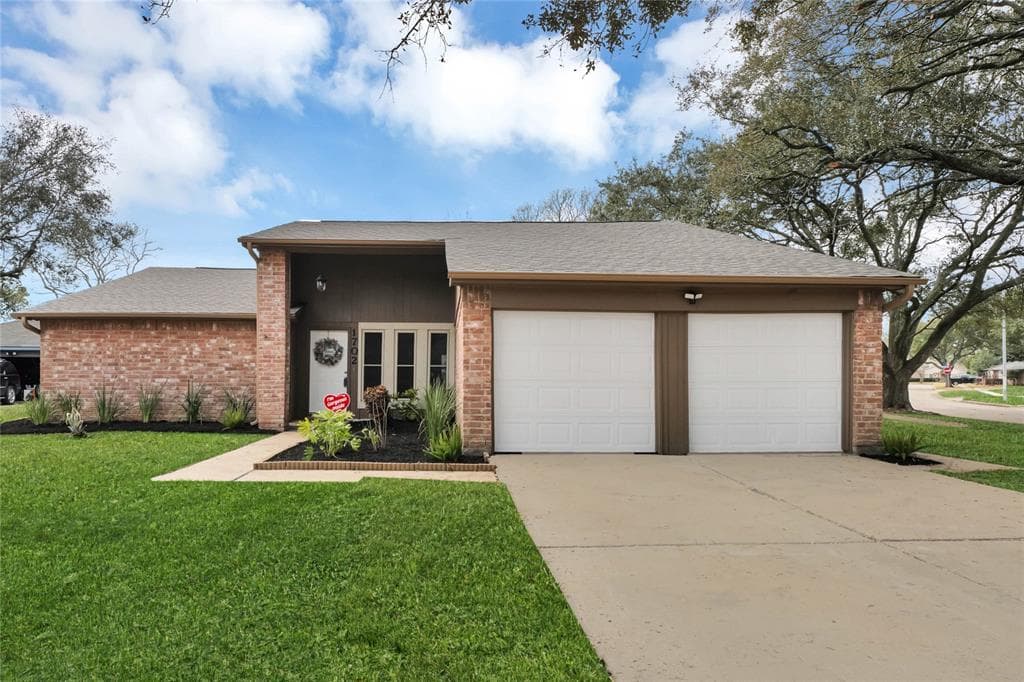 1702 Oakbury Dr