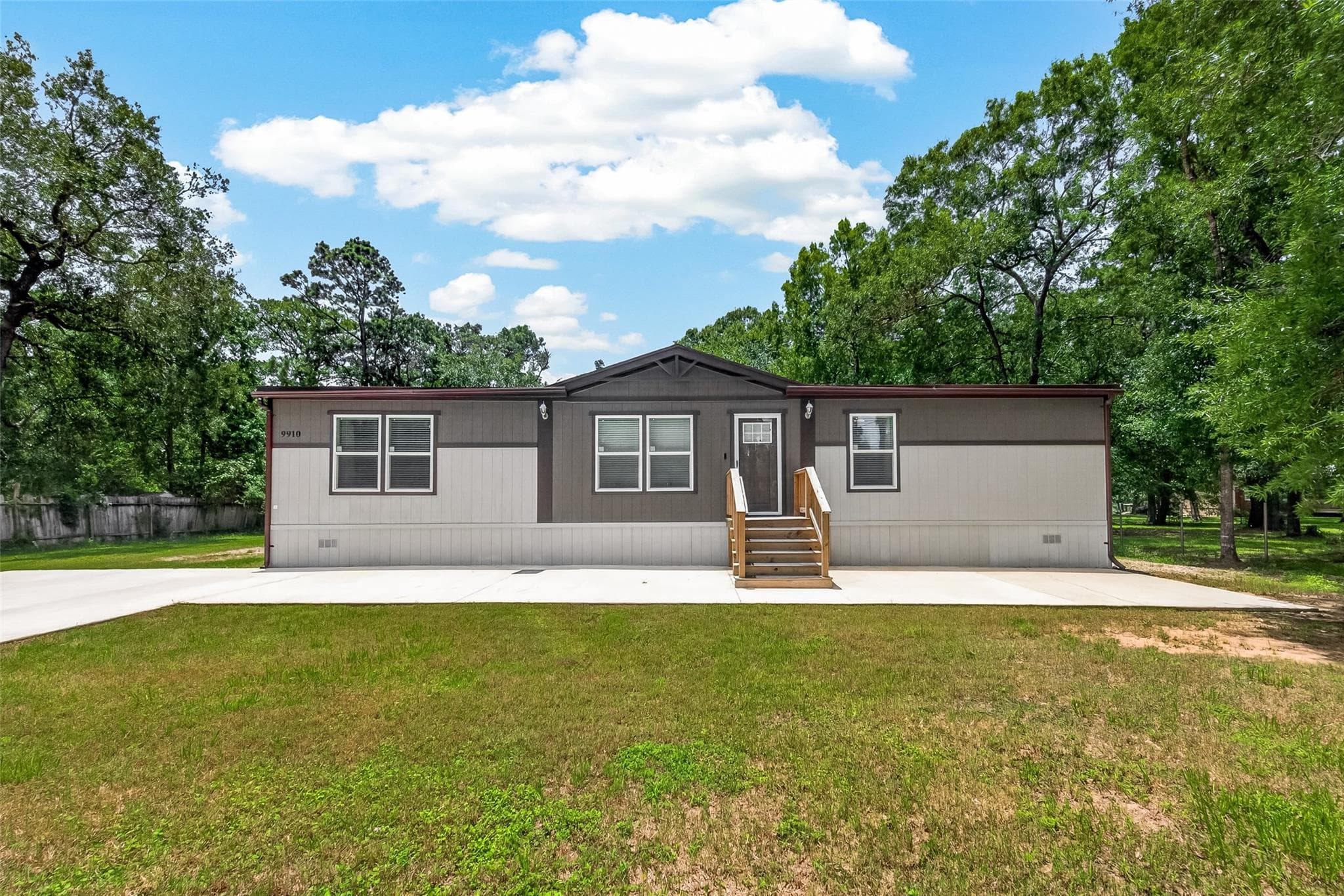 9910 Oak Leaf St