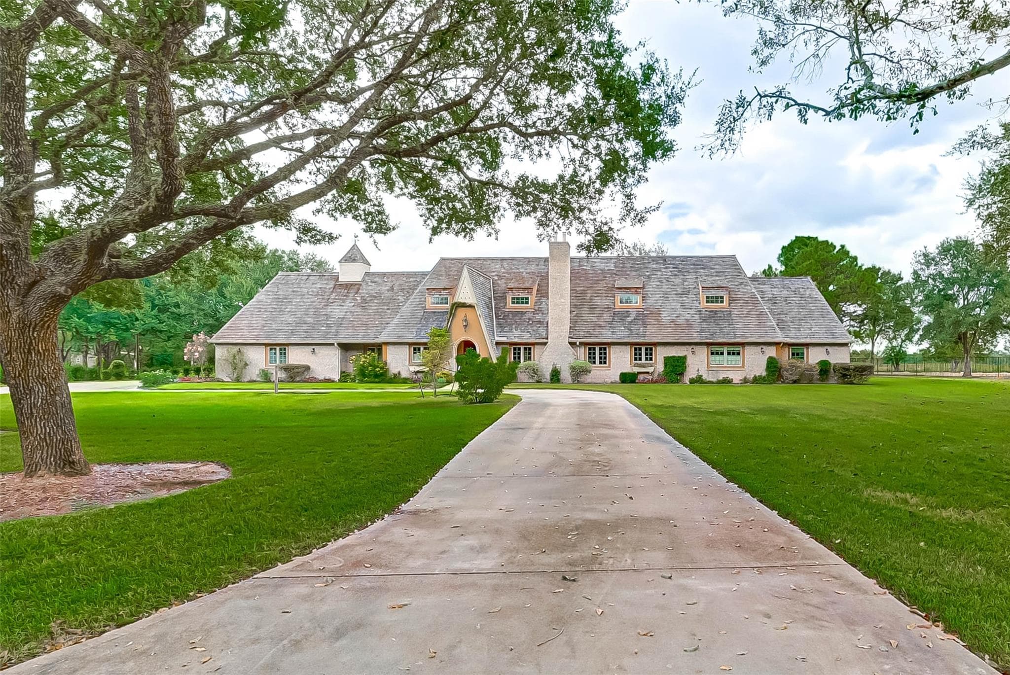 2019 E Deerwood Dr