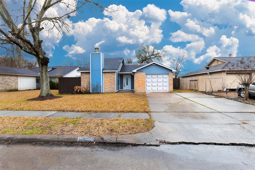 10730 Lakewood Oaks Dr