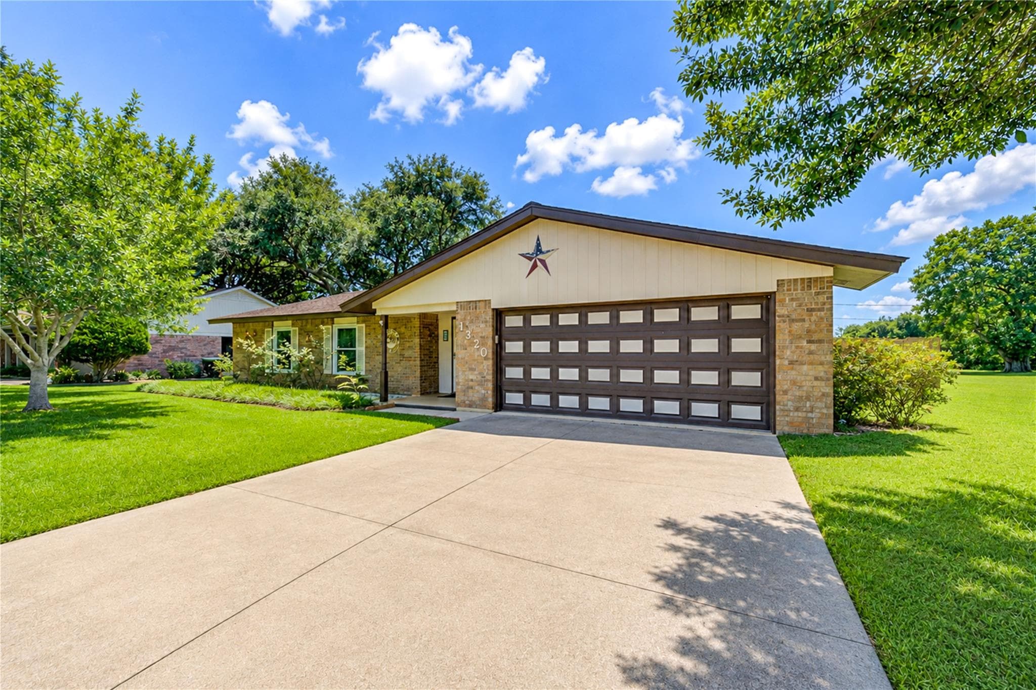 1320 Linwood Dr