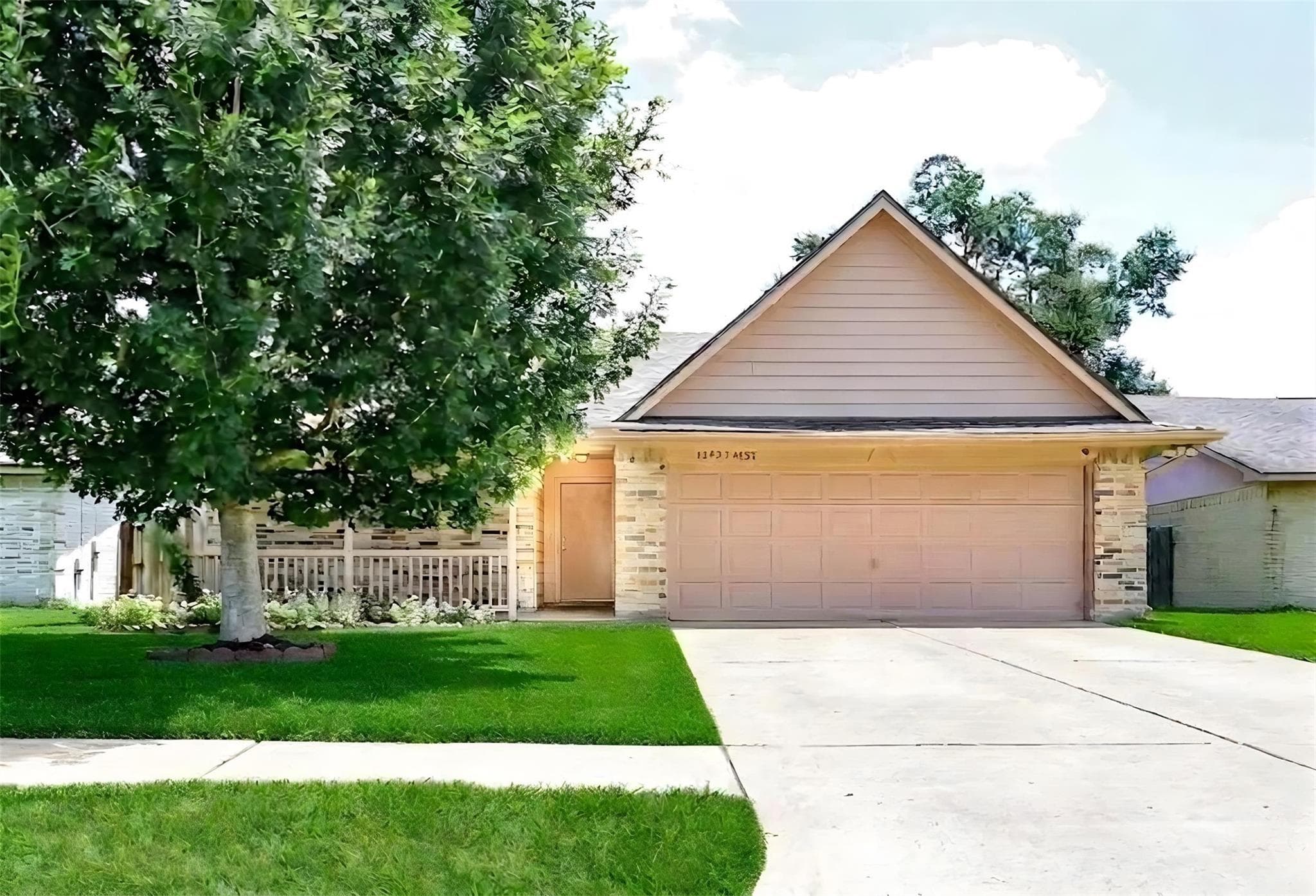16923 Enchanted Cir W