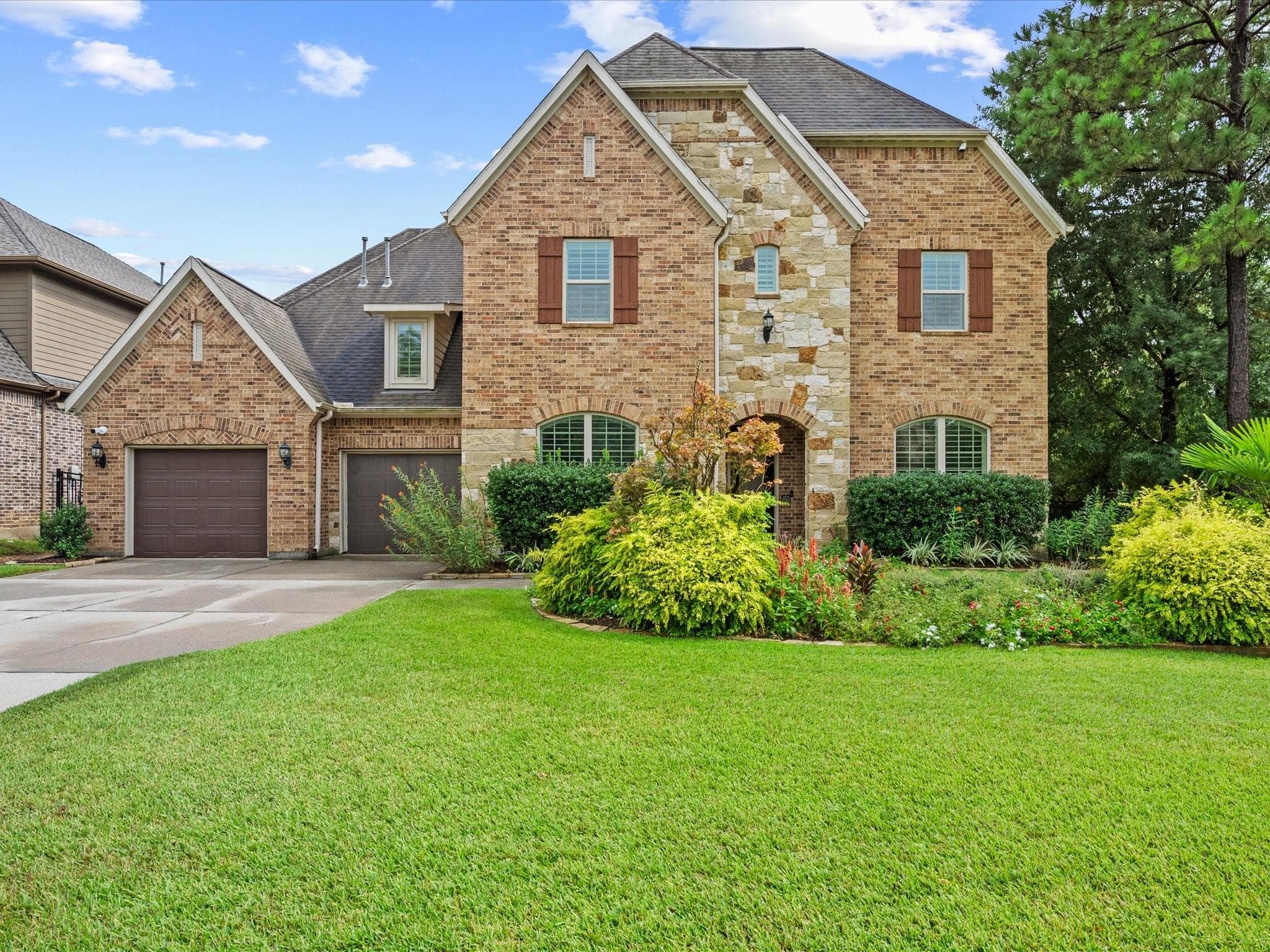 102 Golden Bush Pl