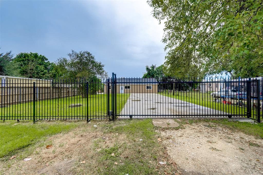 3918 Cedar Hill Ln