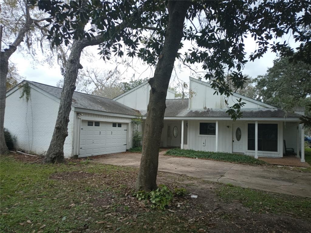 1 Canterbury Ln
