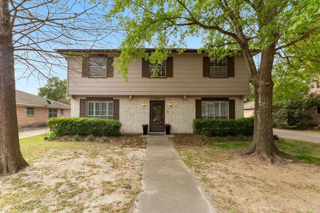 15805 Singapore Ln