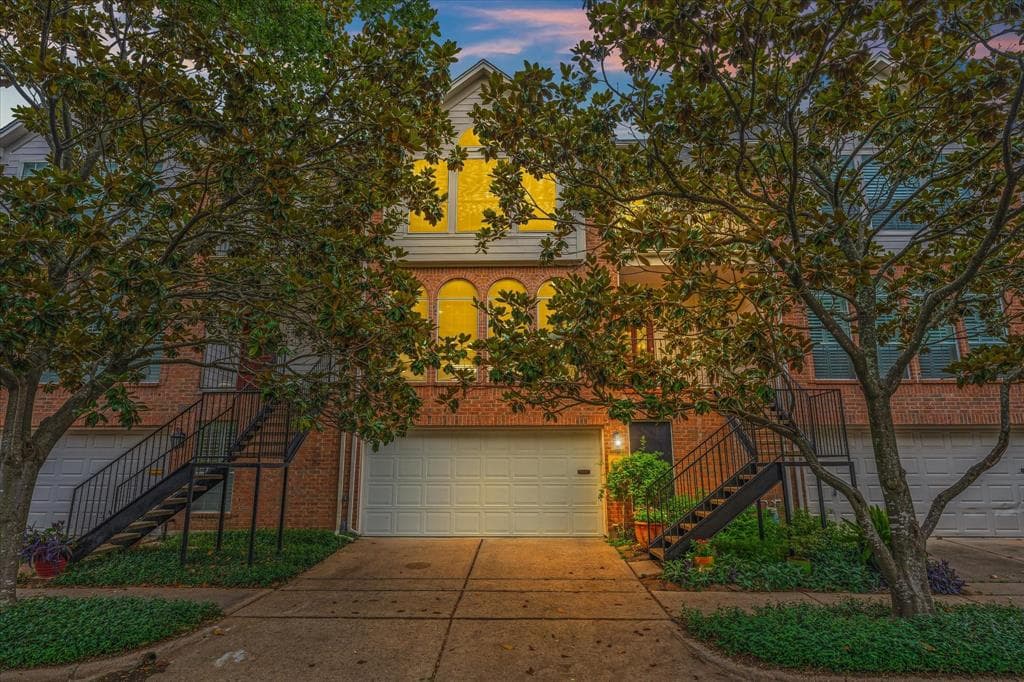 1225 Van Buren St