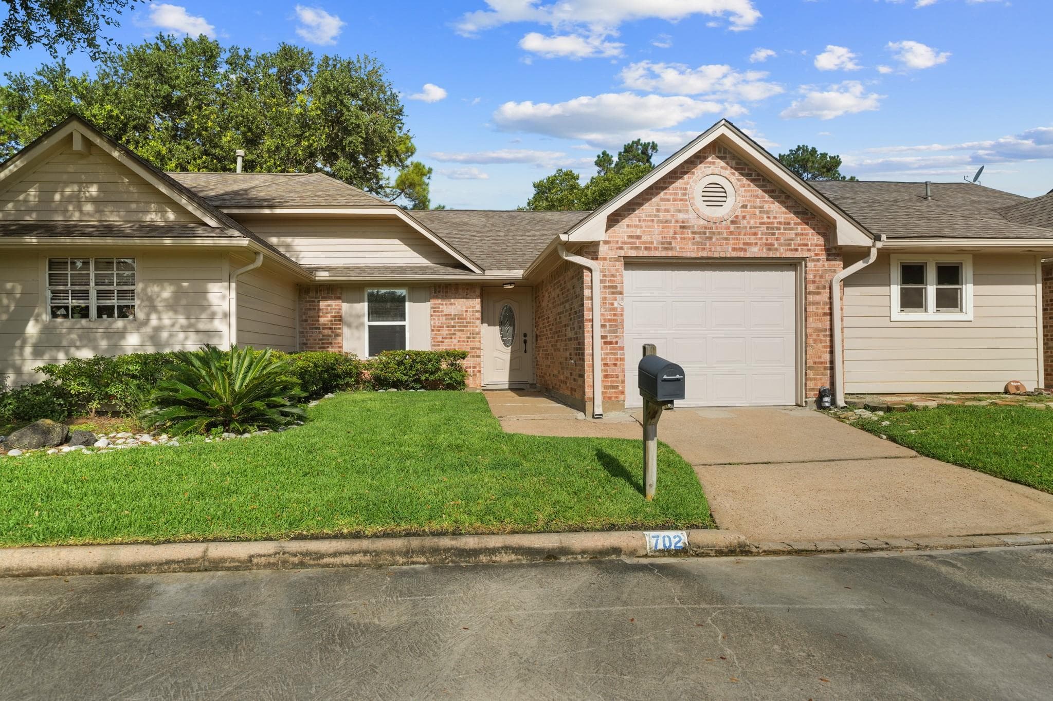 702 W Country Grove Cir