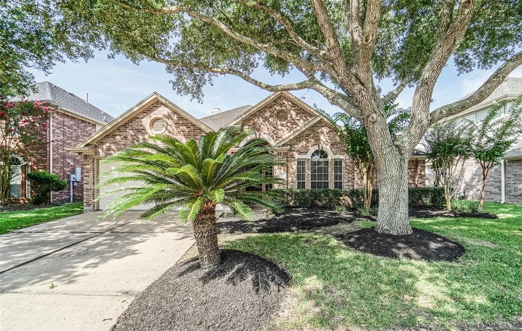1122 Sunset Lakes Dr