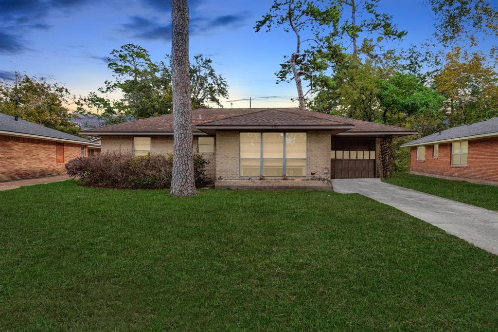 2315 Poinciana Dr