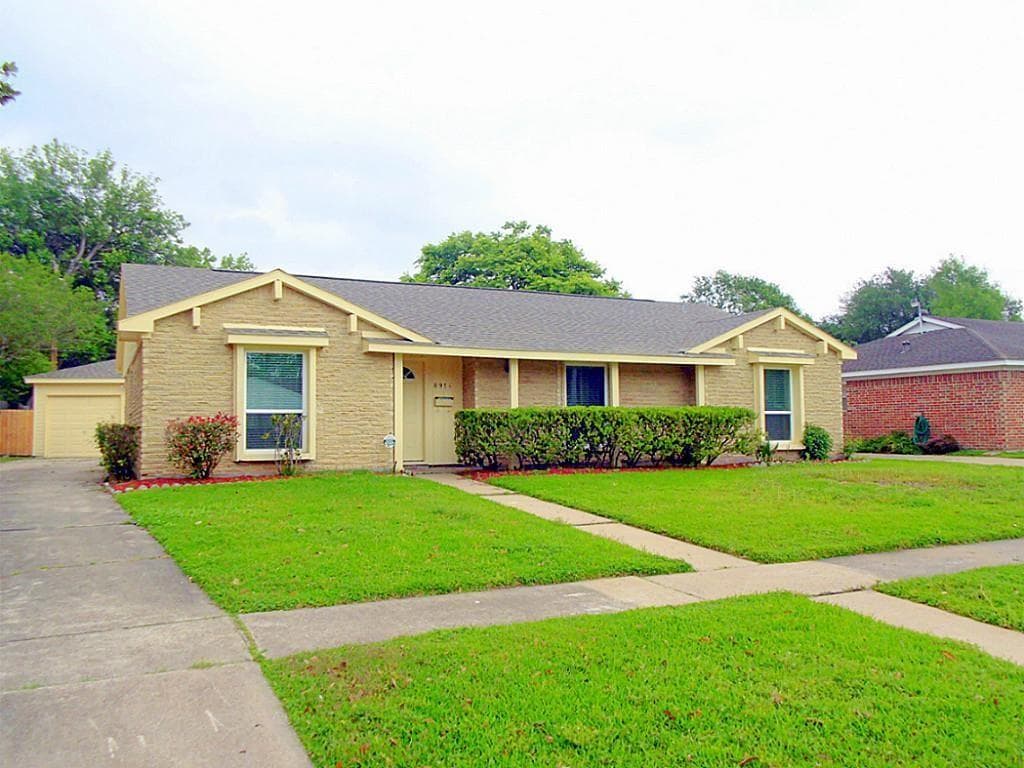 8914 Carvel Ln