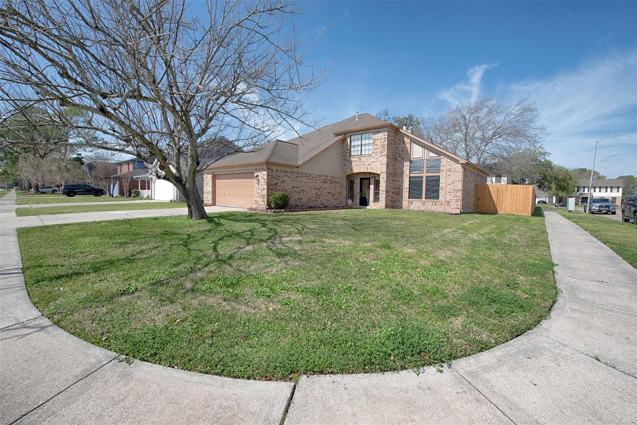 819 Lochnell Dr