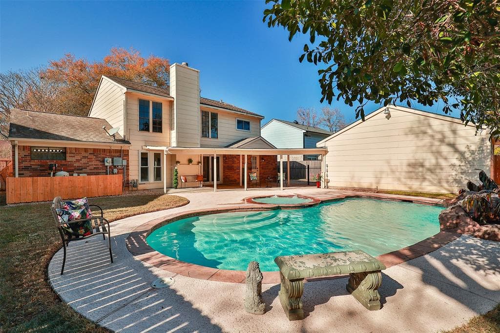 8218 Clover Gardens Dr
