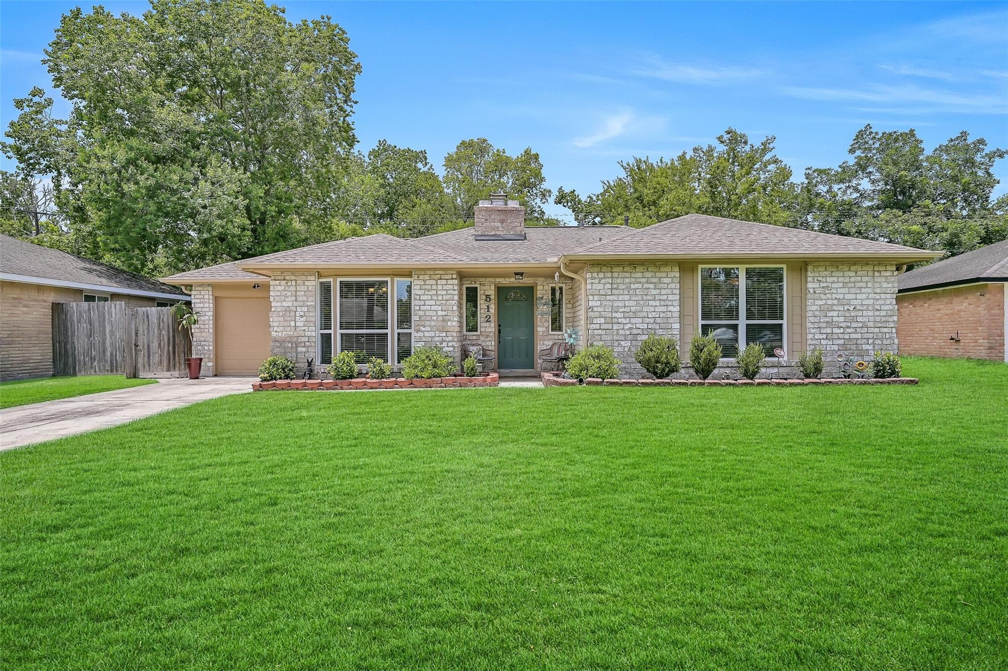 512 Castlelake Dr