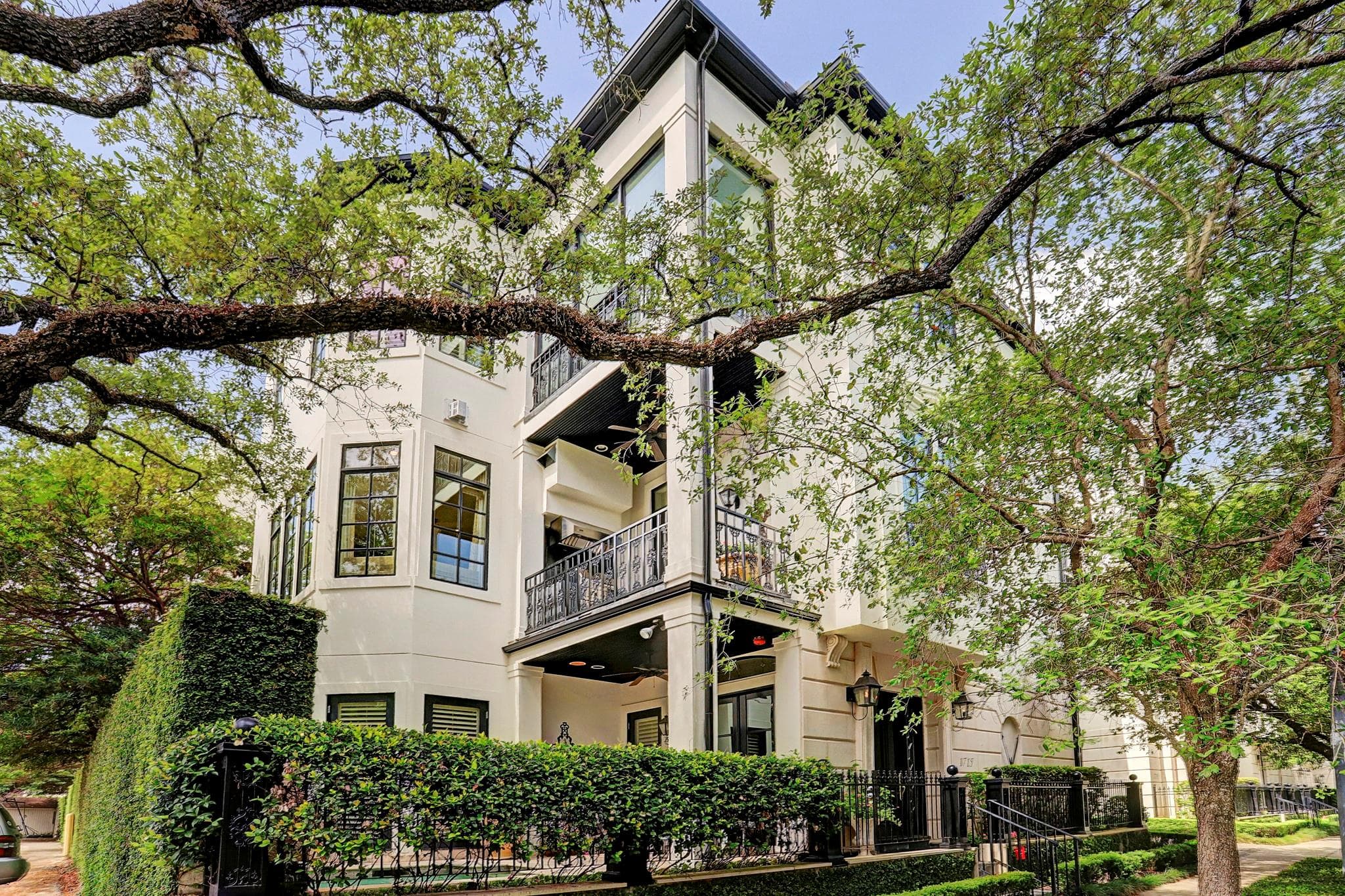 1715 Sunset Blvd