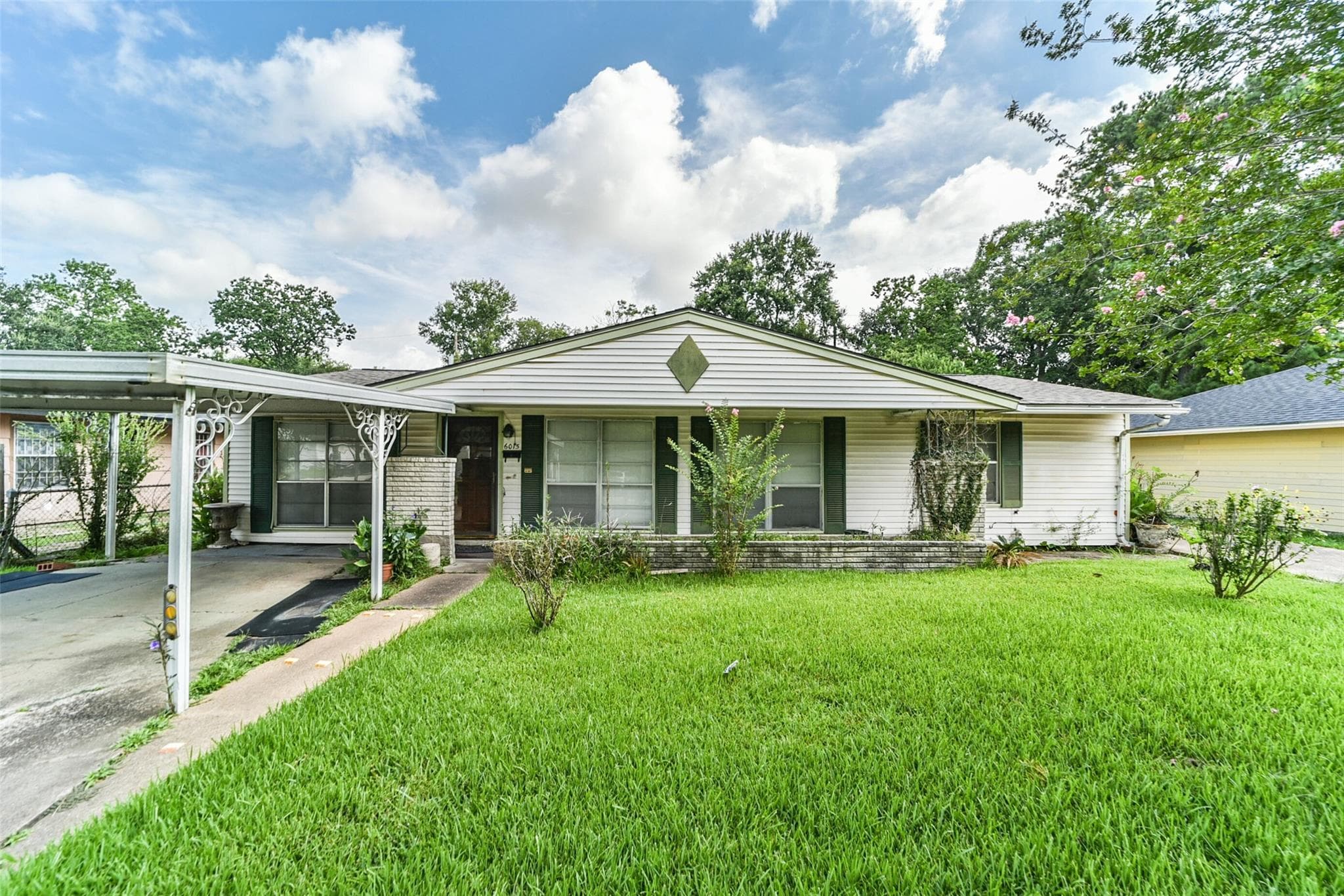 6015 Lyndhurst Dr
