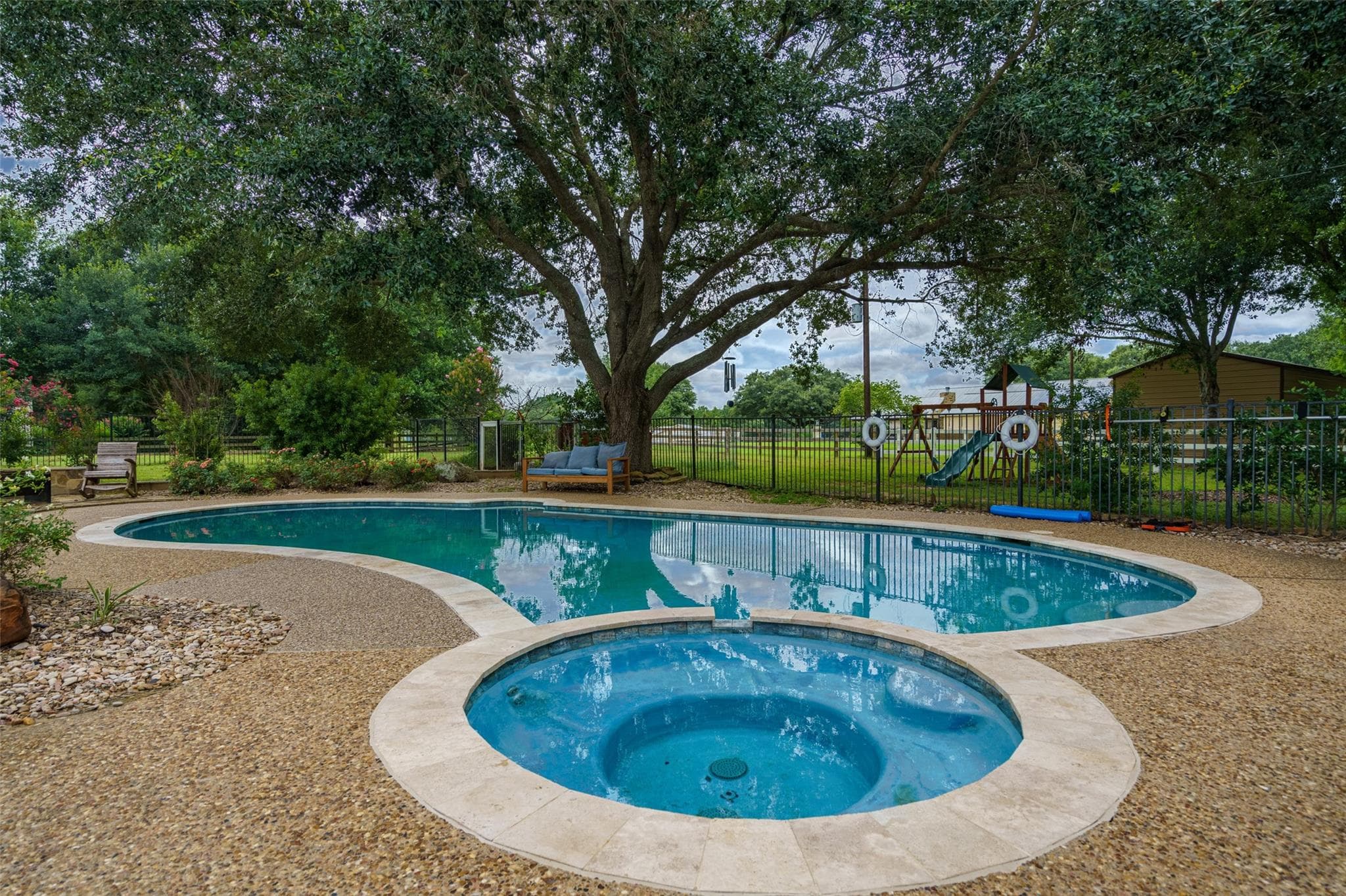1302 Oaks Ct