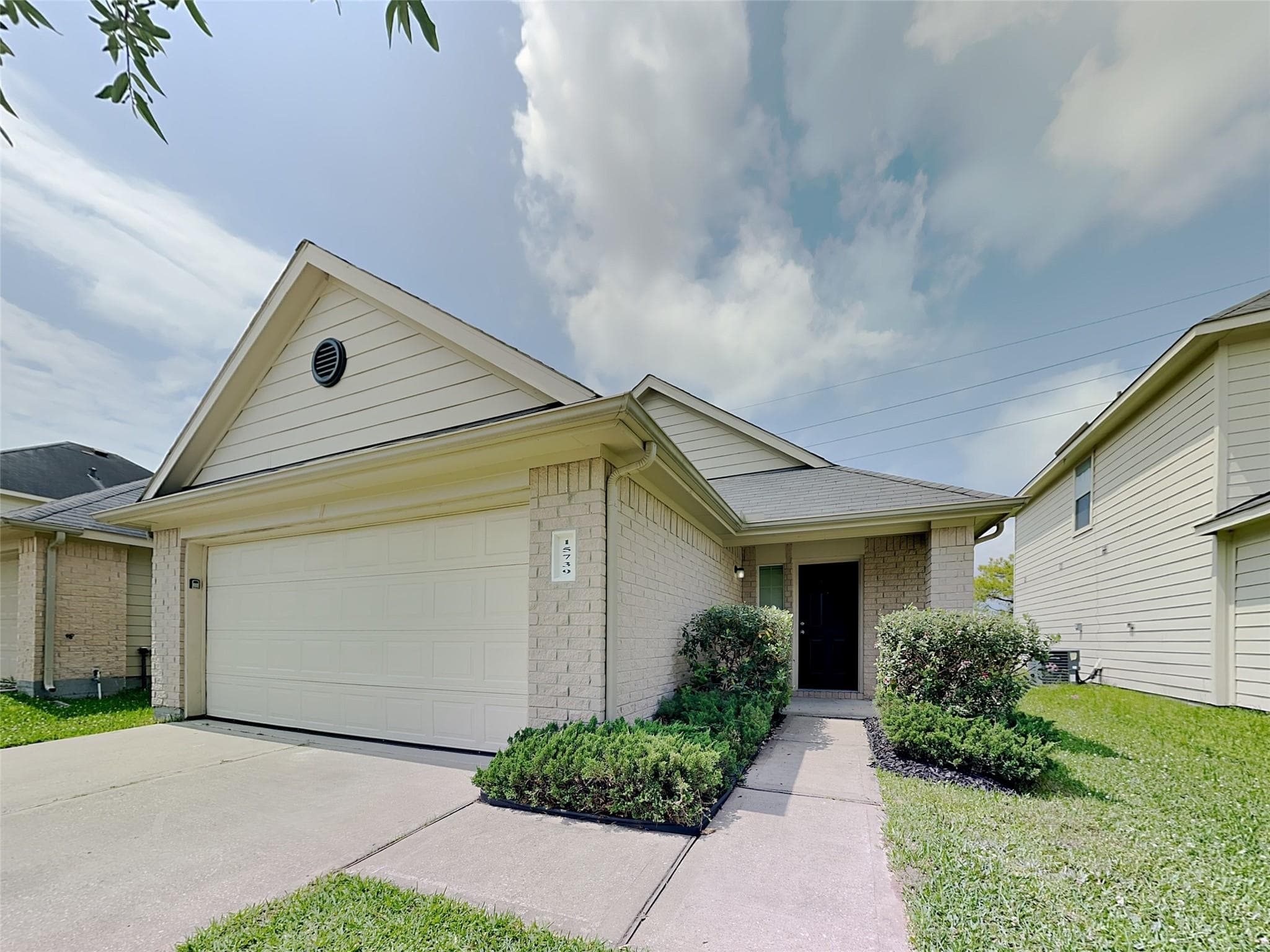 15739 Regal Trace Ln