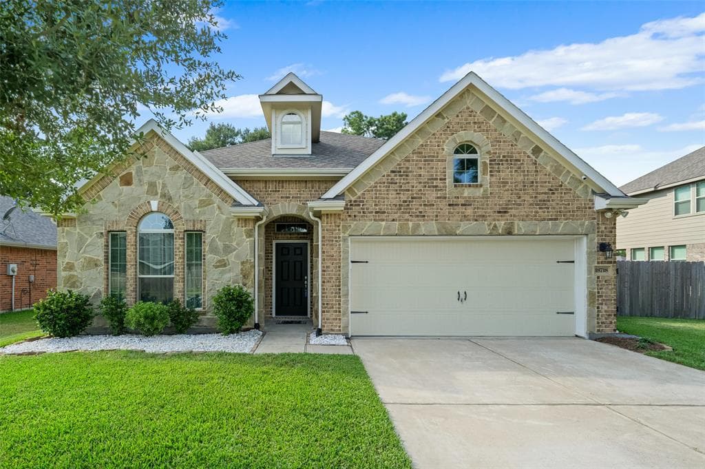 18718 Cluster Oaks Dr