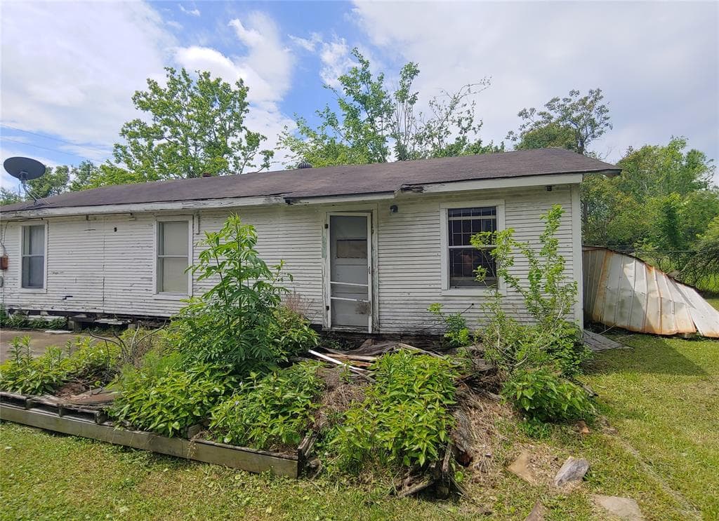 1600 W Curtis Ave