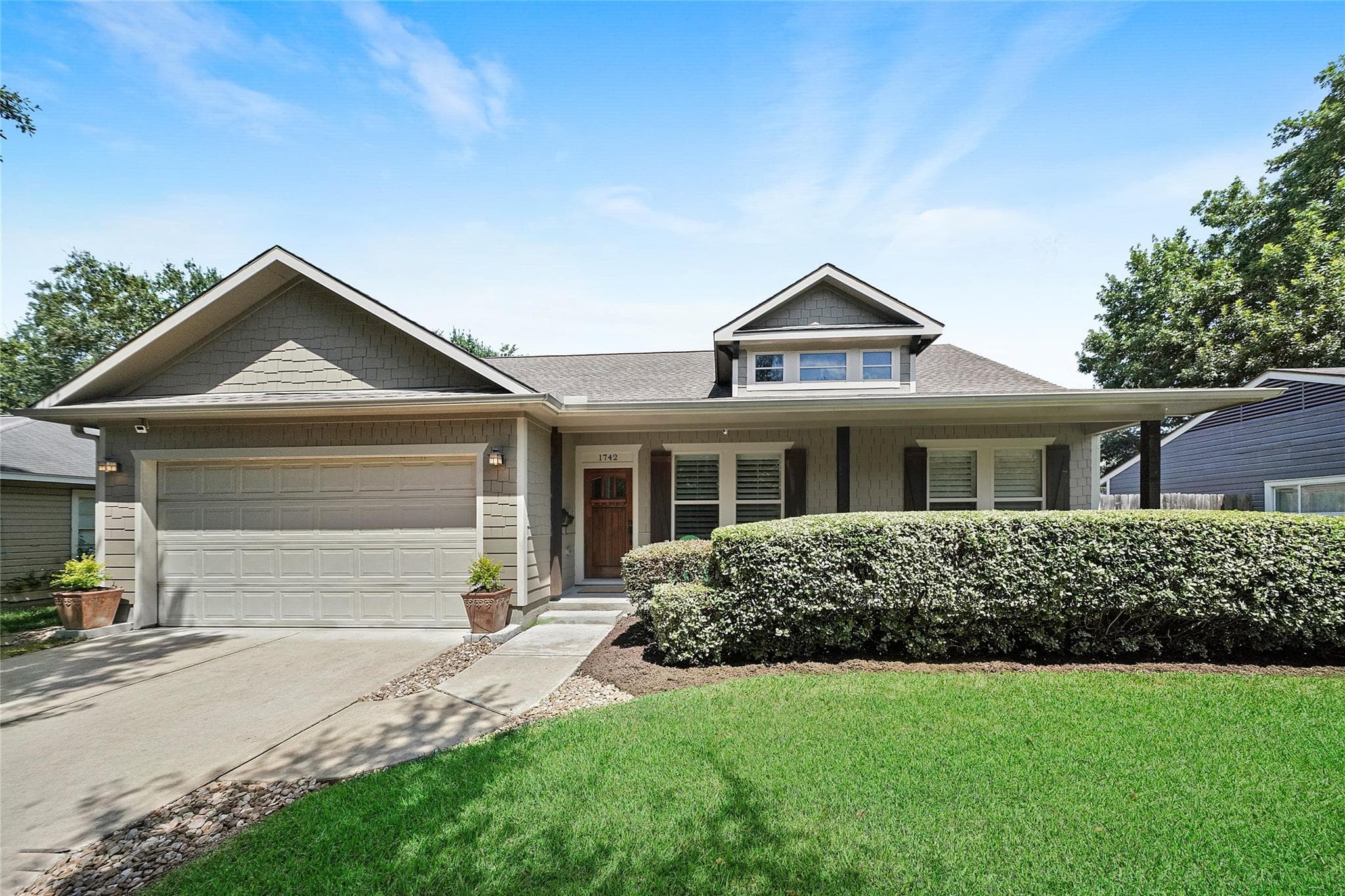1742 Woodcrest Dr