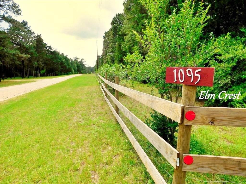 1095 Elm Crest Dr