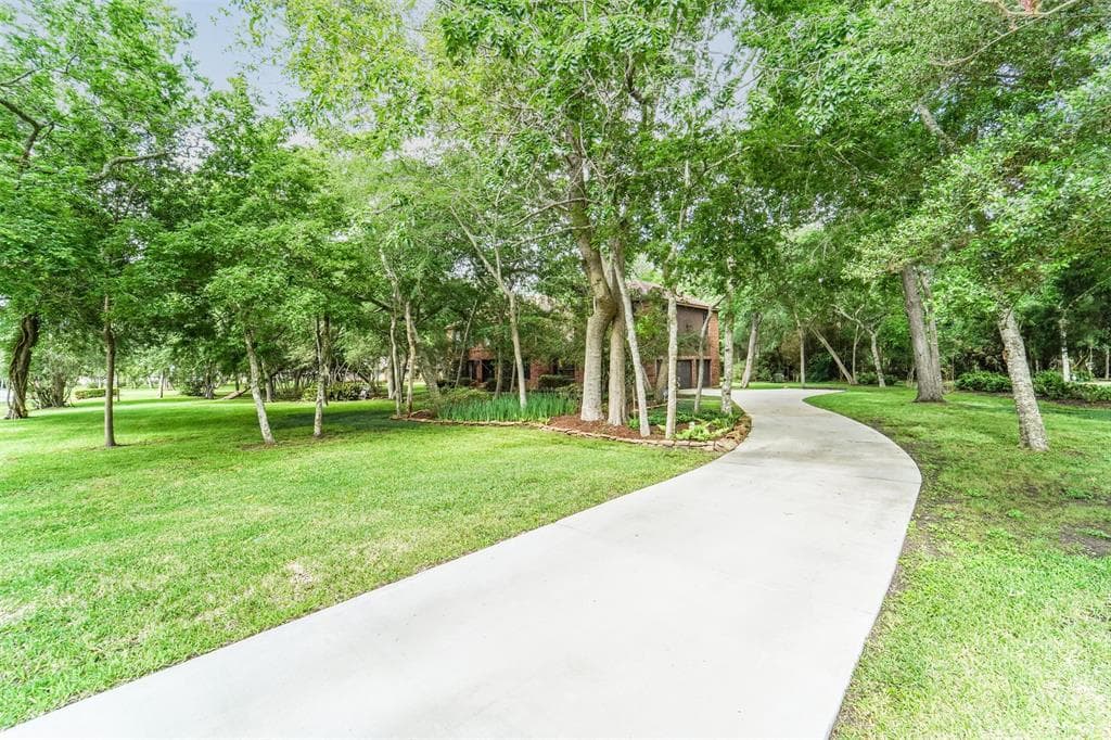 2002 Pine Dr