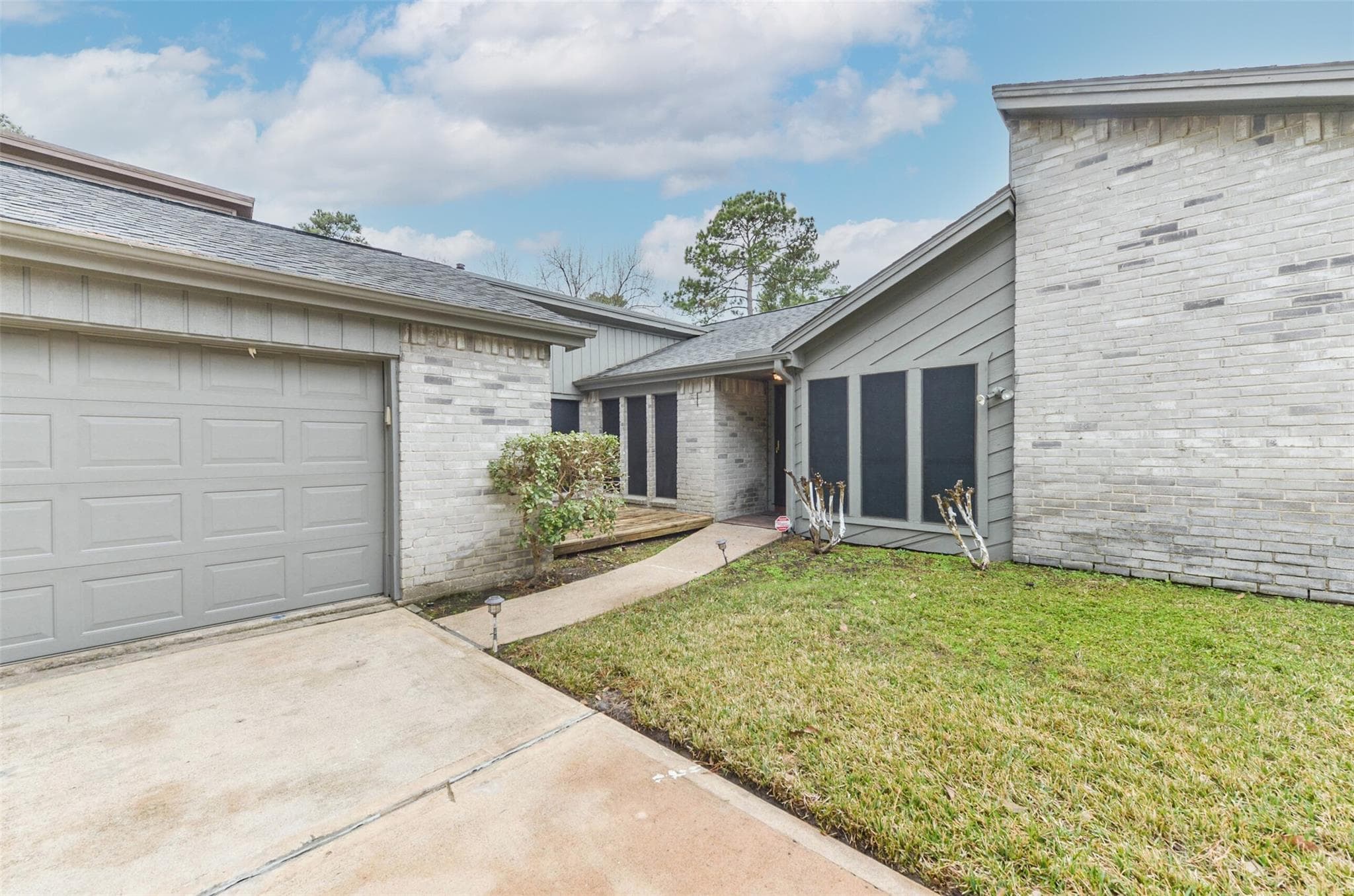16907 Kings Walk Ln